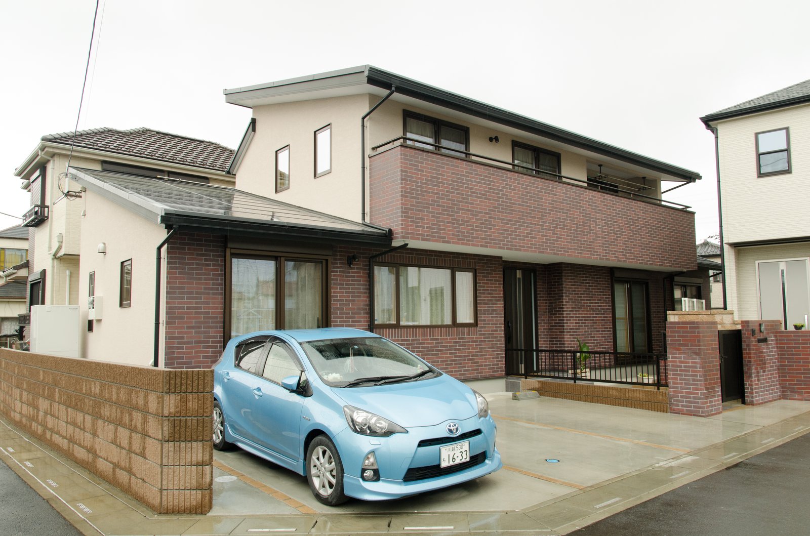 【鶴ヶ島市・S様邸】きょうだい皆が選んだ信頼の家・天井高2.8mの大空間LDKと無垢杉の温もり - 【外観ファサード】街並みに美しく調和する落ち着いたタイル調外観と駐車スペース
