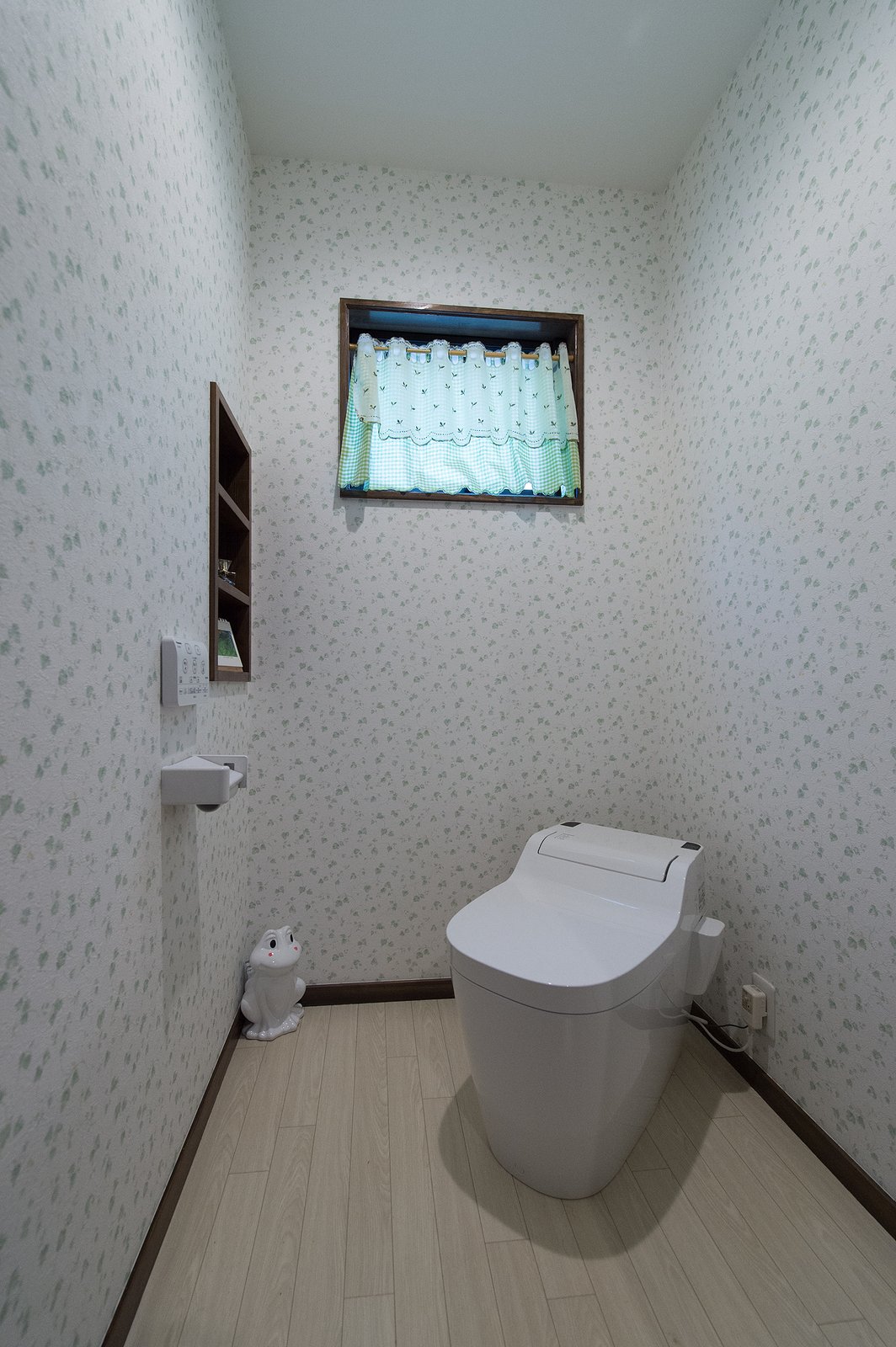 【日高市・I様邸】冬の光熱費が月5万円から1万円台に激減！住み心地重視で叶えた省エネ健康住宅 - 【トイレスペース】可愛らしい小窓と上品な壁紙で仕立てたレストルーム