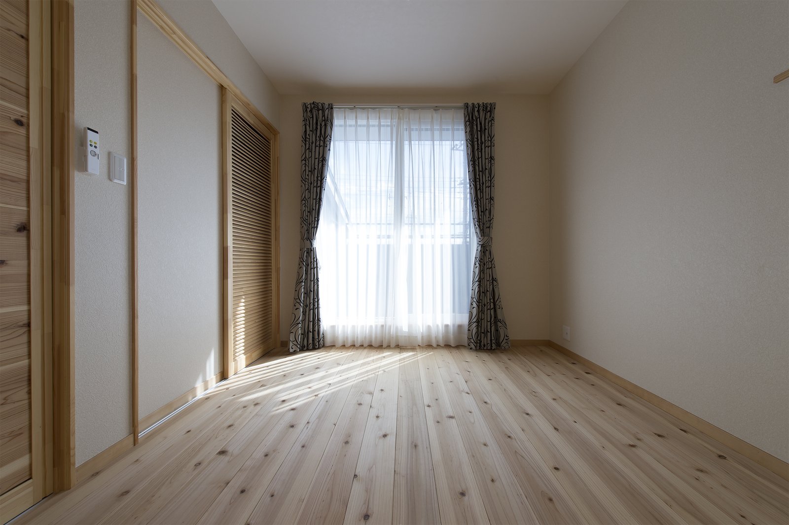 【行田市・H様邸】寒がりの妻が「暖かすぎる」と太鼓判！大手メーカー比較で選んだ本物の高気密高断熱 - 【無垢杉のフロア】手鉋仕上げの無垢杉が足裏に心地よいナチュラル空間